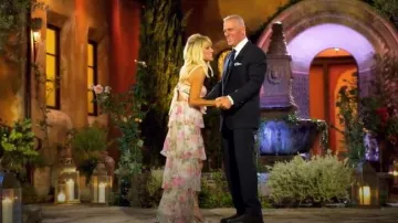 Vestido largo con volantes en capas florales de Blondie Nites usado por Lisa Flaherty como se ve en The Golden Bachelor (S02E01)