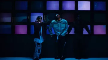 Pantalones acampanados a cuadros blancos y rojos de Chopova Lowena usados por Lil Wayne en 2 Chainz, Lil Wayne, USHER - Transparencia