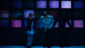 Pantalones acampanados a cuadros blancos y rojos de Chopova Lowena usados por Lil Wayne en 2 Chainz, Lil Wayne, USHER - Transparencia