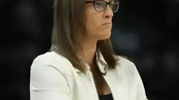 Veste blanche de demi-finale des séries éliminatoires de la WNBA portée par Stephanie White lors de l’avant-match Sons : HC Stephanie White | Indiana Fever Presser contre Las Vegas Aces | 09.21.25