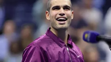Chaqueta morada del Kinoshita Group Japan Open usada por Carlos Alcaraz en Sensational Alcaraz vs Nakashima; Fritz y Ruud también en acción | Lo más destacado de los cuartos de final de Tokio 2025