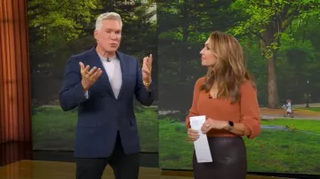 Suéter A.L.C. Kimby en terracota quemada usado por Lori Bergamotto como se ve en Good Morning America el 26 de septiembre de 2025