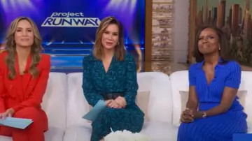 Gabriela Hearst Amor Robe midi côtelée en cachemire et soie mélangée portée par Deborah Roberts telle que vue dans Good Morning America le 26 septembre 2025