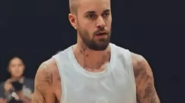 Le maillot de la Ligue porté par (Justin Bieber) comme on le voit dans La Ligue (S07E10)