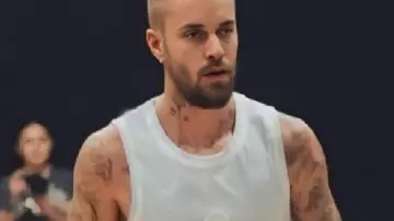 La camiseta de la Liga usada por (Justin Bieber) como se ve en La Liga (S07E10)