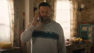 Faherty Sweat à capuche Sunwashed Stripe Slub pour homme porté par Ludo Radovic (Taran Killam) comme on le voit dans High Potential (S02E02)