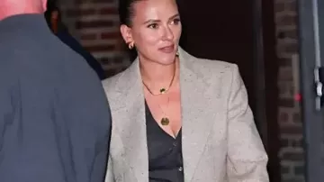 NYC 2025 Scarlett Johansson Blazer en Scarlett Johansson se viste de gala para entrevistar a la actriz June Squibb durante la proyección de Thelma en Nueva York