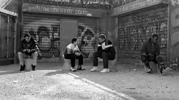 Les sneakers blanches de Vinz (Vincent Cassel) dans La Haine