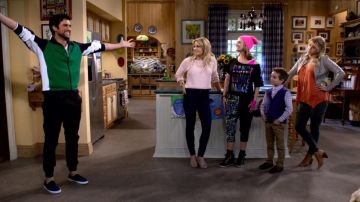 Black shoes Thalia Sodi Azar in Fuller House