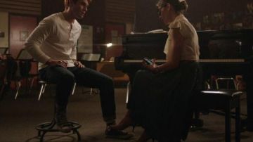 Les Converse bleues de Archie Andrews (K.J. Apa) dans Riverdale S01E01
