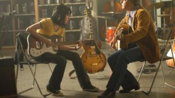 les converse noires de Kristen Stewart dans Les Runaways