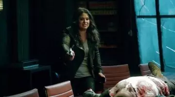 La veste de Quinn Perkins (Katie Lowes) dans Scandal S04E20