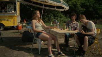 Los zapatos Pataugas en azul usados por Edell (Adèle Exarchopoulos) en la película Pieces of Me