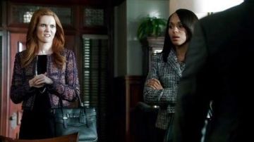 La robe d'Abby Whelan (Darby Stanchfield) dans Scandal S4E16