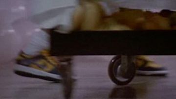 Zapatillas Nike Dunk Low amarillas y negras en The Witches of Eastwick