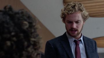 Le costume bleu moucheté de Danny Rand dans Iron Fist S01E07