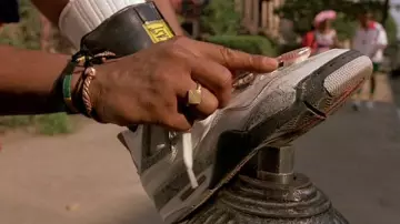 Les chaussures Nike Air Jordan IV White Cement de Buggin Out (Giancarlo Esposito) dans Do the Right Thing