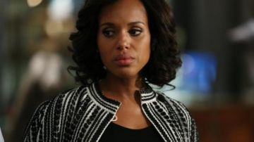 Abrigo/capa estampada en blanco y negro de Olivia Pope (Kerry Washington) en Scandal