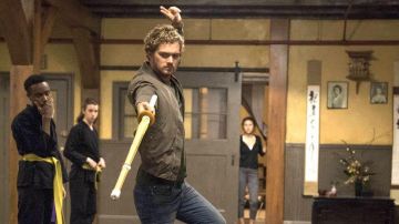 Chaqueta bomber verde de Danny Rand (Finn Jones) como se ve en Iron Fist S01E03