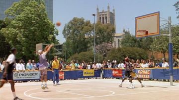 The Nike shoes of Billy Hoyle (Woody Harrelson) in White do not know how to Jump