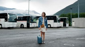 Las zapatillas Converse de Lucy Clairsene (Ana Girardot) en Les revenants S01E01