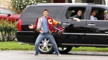 Parker Young's Blue Converses en Suburgatory