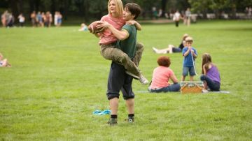Les converse kaki de Justin Long dans Trop loin pour toi