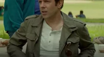 Les lunettes de soleil Ray-­Ban dans la poche de Jake (Jason Sudeikis) dans Ja­mais entre Amis