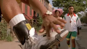 Les chaussures Nike air Jordan IV / Cement de Buggin Out (Giancarlo Esposito) dans Do the Right Thing