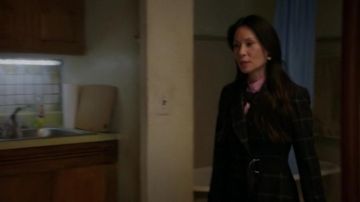 Trench coat à carreaux de Joan Watson (Lucy Liu) dans Elementary