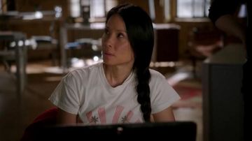 Le T-shirt The great de Joan Watson (Lucy Liu) dans Elementary