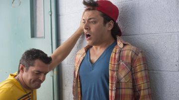 The shirt Boulard (Kev Adams) in The Profs