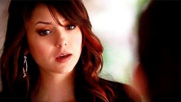 Los pendientes de plata de Elena Gilbert (Nina Dobrev) en The Vampire Diaries