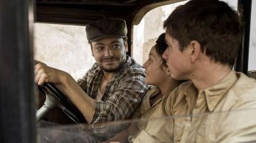 The tank top beige Ferdinand (Kev Adams) in A Bag of Marbles