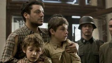 The shirt Ferdinand (Kev Adams) in A Bag of Marbles