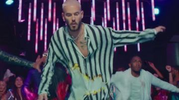 La chemise rayée de Matt Pokora dans son clip Alexandrie