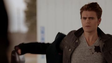 Le t-shirt gris de Stefan Salvatore dans The Vampire Diaries