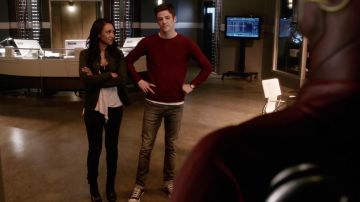 Los zapatos Converse en blanco y negro de Barry Allen (Grant Gustin) en The Flash