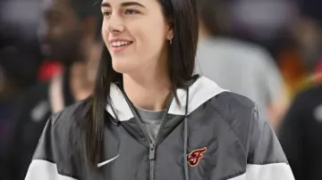 Indiana Fever vs Aces Windrunner Jacket porté par Caitlin Clark dans Caitlin Clark envoie un avertissement à Indiana Fever après la défaite d’Aces