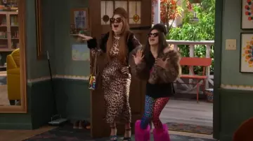 Buen vestido de leopardo de satén americano usado por Giada Russo (Mimi Gianopulos) como se ve en Wizards Beyond Waverly Place (S02E02)