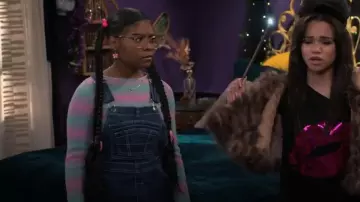 Hybrid & Company Salopette de charpentier en denim à patch floral pour femme portée par l’hiver (Taylor Cora) comme on le voit dans Wizards Beyond Waverly Place (S02E02)