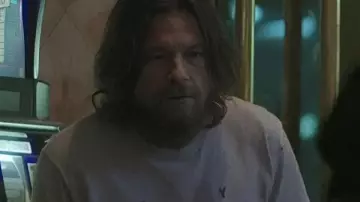 Camiseta de conejo negro Jason Bateman 2025 usada por Vince Friedken (Jason Bateman) como se ve en Conejo negro (S01E01)