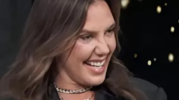 Kendra Scott Access Daily 2025 Blazer superposé en denim comme on le voit dans Access Daily (S13)