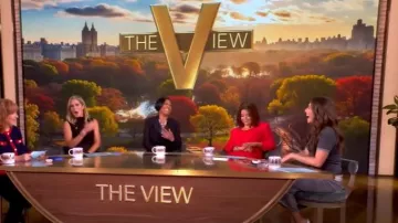 Robe lyrique Staud portée par Alyssa Farah Griffin telle que vue dans The View le 26 septembre 2025