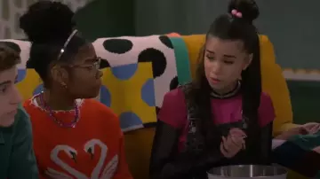 Miss Selfridge Blanket Stitch Swan Heart Sweater en rouge porté par l’hiver (Taylor Cora) comme on le voit dans Wizards Beyond Waverly Place (S02E04)