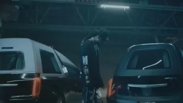 Camiseta de manga larga negra de Takahiro Miyshita Charles Peterson usada por 2 Chainz en 2 Chainz - Dead Man Walking ft. Future (Video musical oficial)