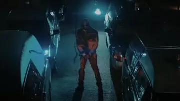 Marc Jacques Burton Veste en jean noir et orange portée par 2 Chainz dans 2 Chainz - Dead Man Walking ft. Future (Clip officiel)