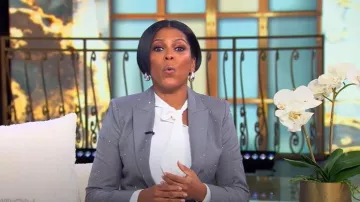 Camisa de cuello anudado de crepé Emporio Armani usada por Tamron Hall como se ve en el espectáculo de Tamron Hall el 25 de septiembre de 2025
