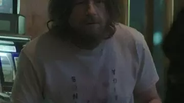 Camiseta de conejo negro Jason Bateman Rabbit usada por Vince Friedken (Jason Bateman) en Black Rabbit (S01)