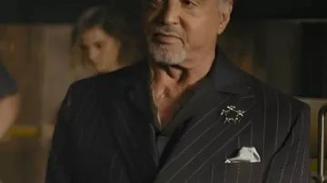 Traje negro de Tulsa King S03 Sylvester Stallone usado por Dwight 'The General' Manfredi (Sylvester Stallone) en Tulsa King (S03)